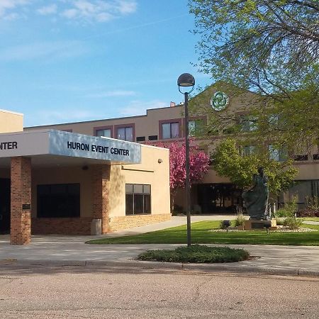 Crossroads Hotel And Huron Event Center Экстерьер фото