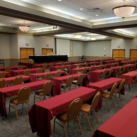 Crossroads Hotel And Huron Event Center Экстерьер фото