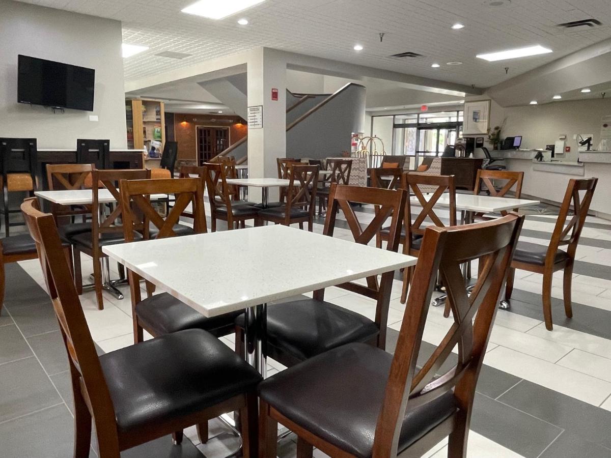 Crossroads Hotel And Huron Event Center Экстерьер фото
