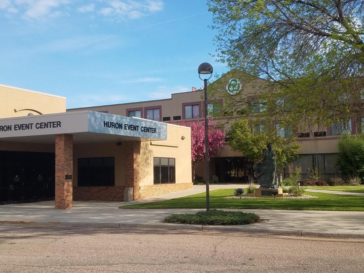 Crossroads Hotel And Huron Event Center Экстерьер фото