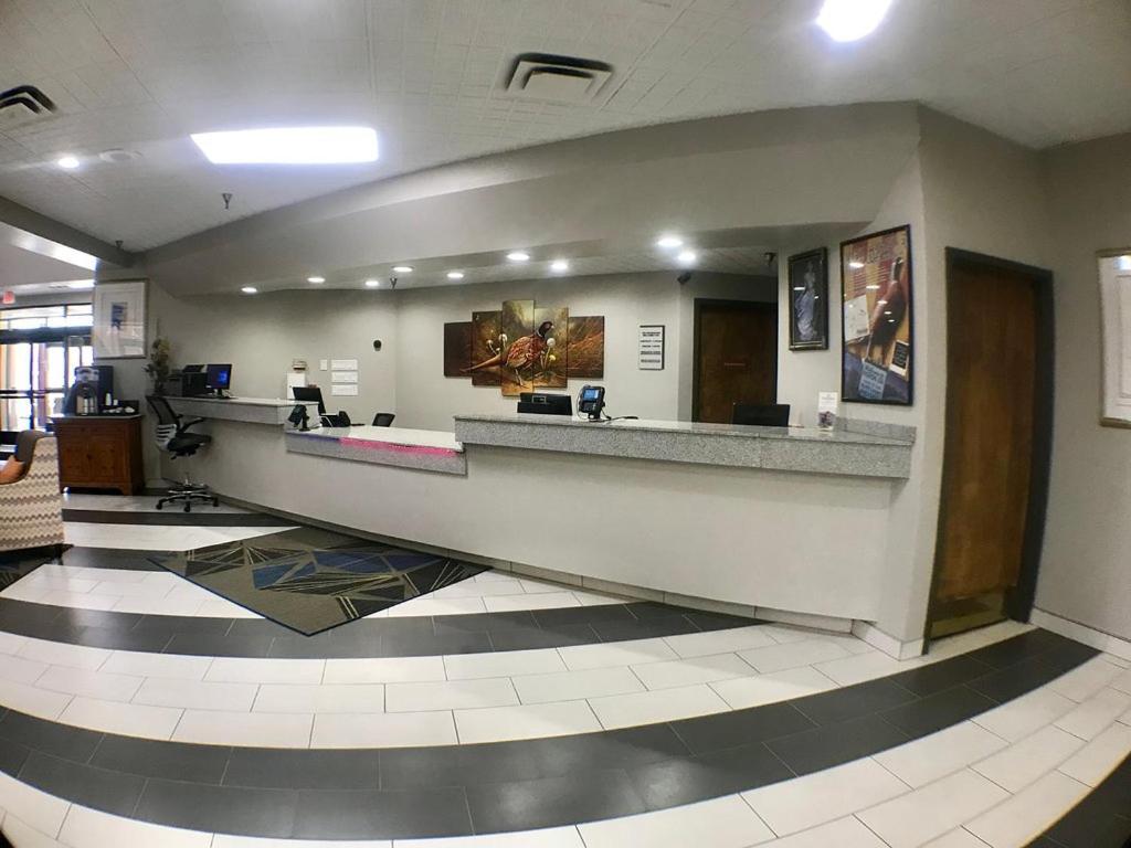 Crossroads Hotel And Huron Event Center Экстерьер фото