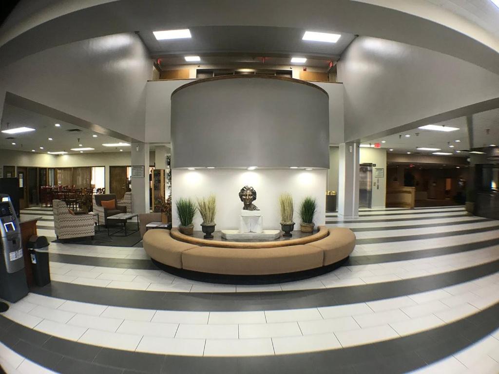Crossroads Hotel And Huron Event Center Экстерьер фото