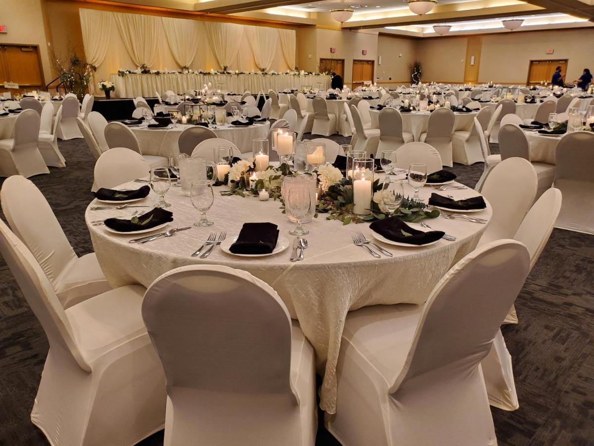 Crossroads Hotel And Huron Event Center Экстерьер фото