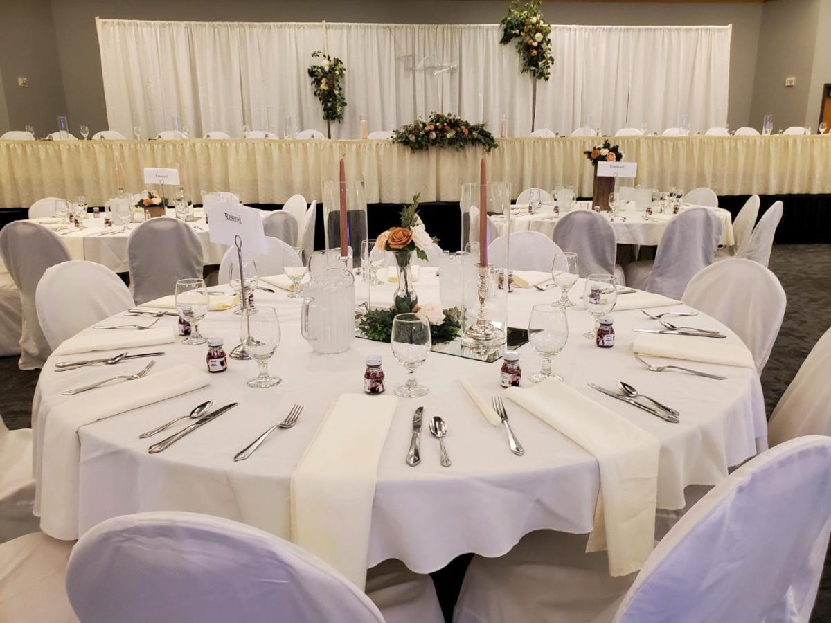 Crossroads Hotel And Huron Event Center Экстерьер фото