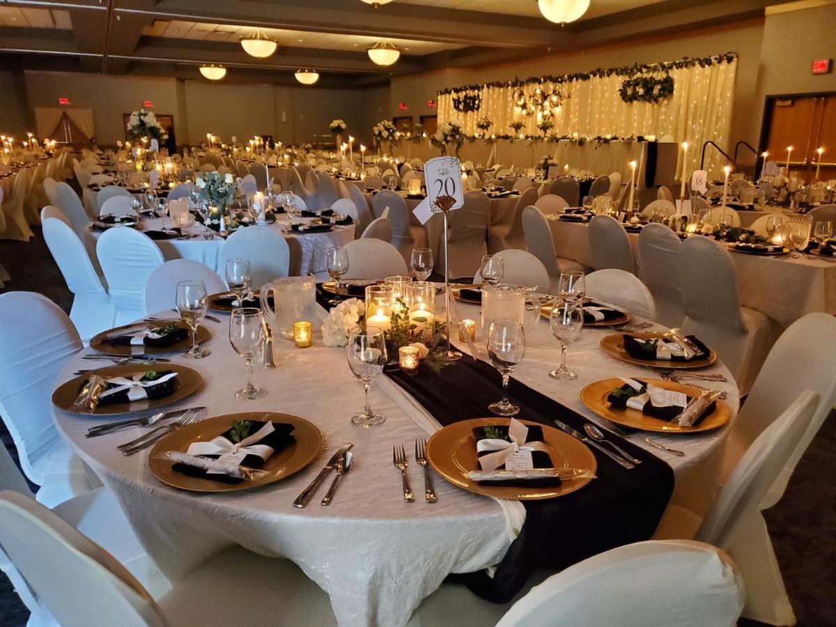 Crossroads Hotel And Huron Event Center Экстерьер фото