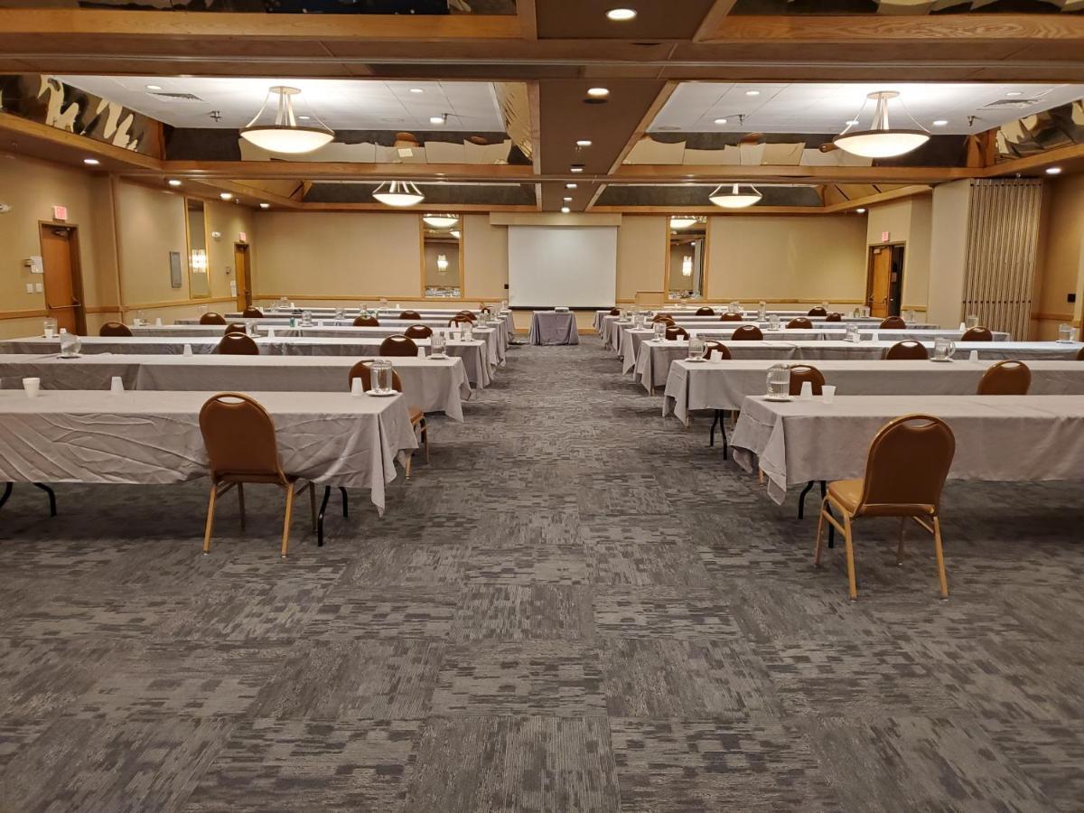 Crossroads Hotel And Huron Event Center Экстерьер фото