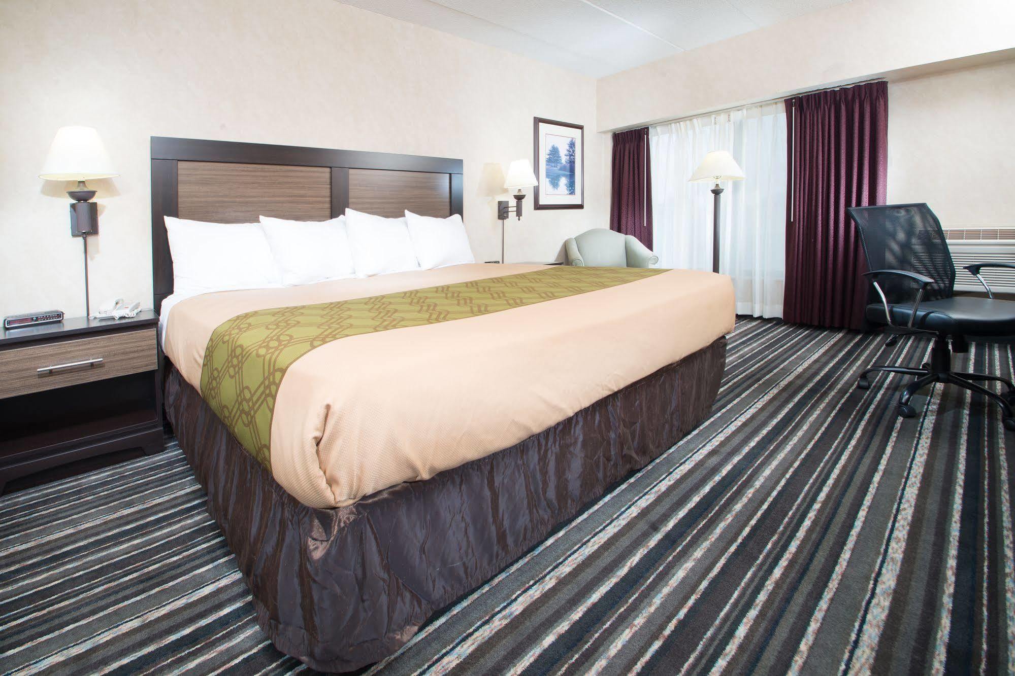 Crossroads Hotel And Huron Event Center Экстерьер фото