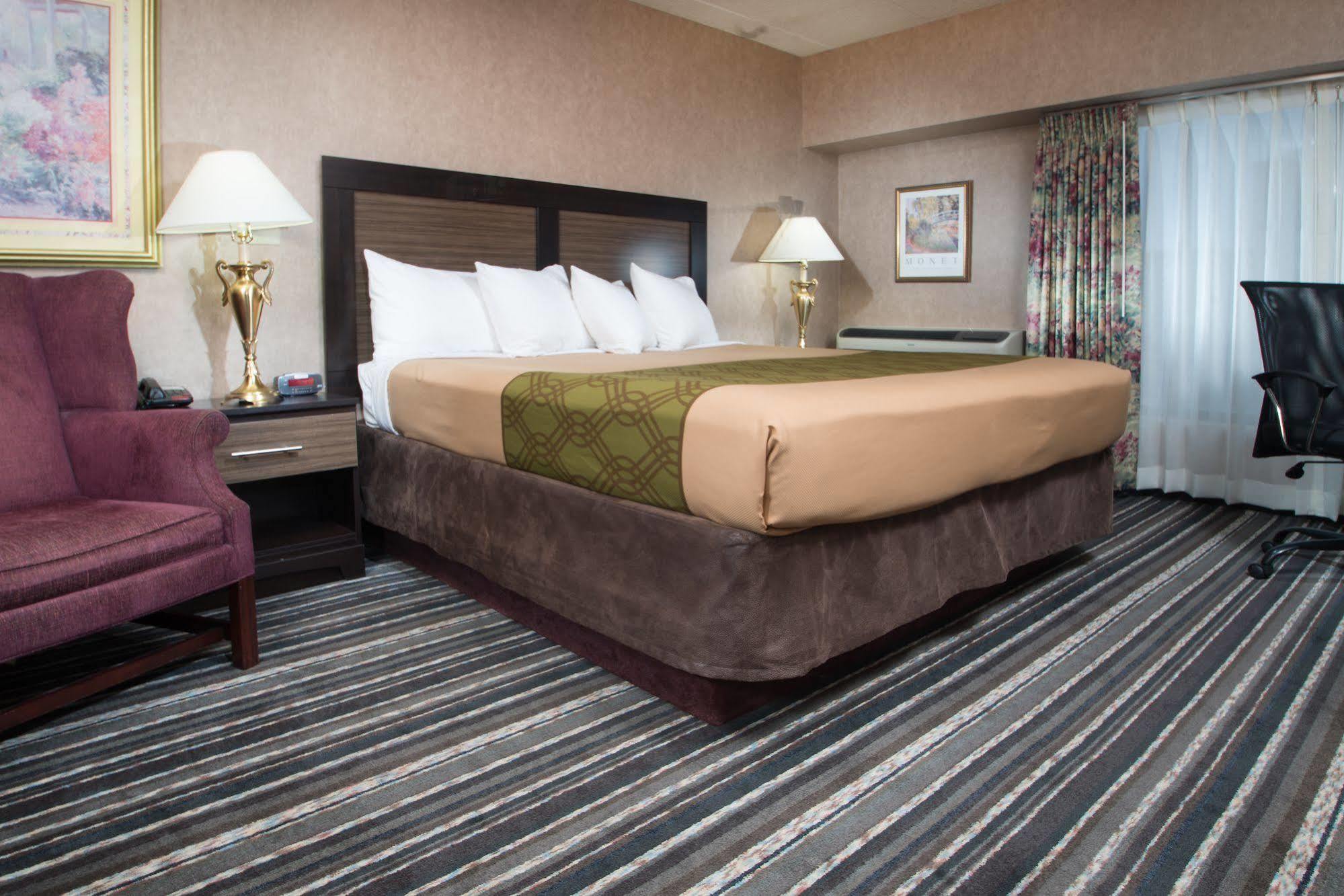 Crossroads Hotel And Huron Event Center Экстерьер фото